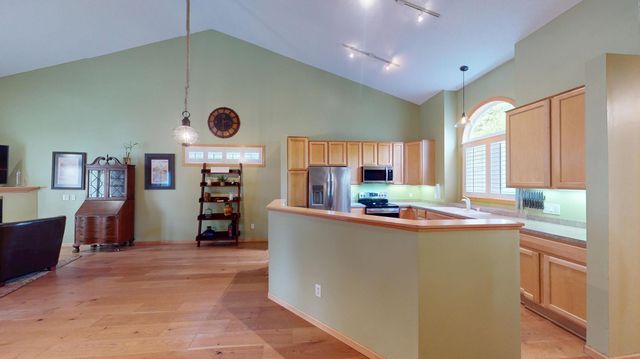 915 Kimberly Lane, Chanhassen, MN 55317