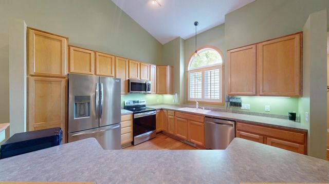 915 Kimberly Lane, Chanhassen, MN 55317