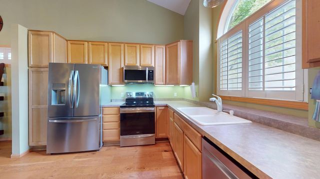 915 Kimberly Lane, Chanhassen, MN 55317