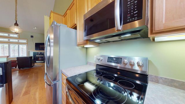 915 Kimberly Lane, Chanhassen, MN 55317