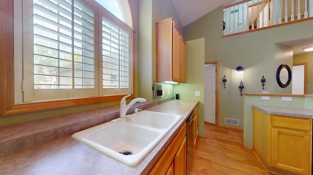 915 Kimberly Lane, Chanhassen, MN 55317