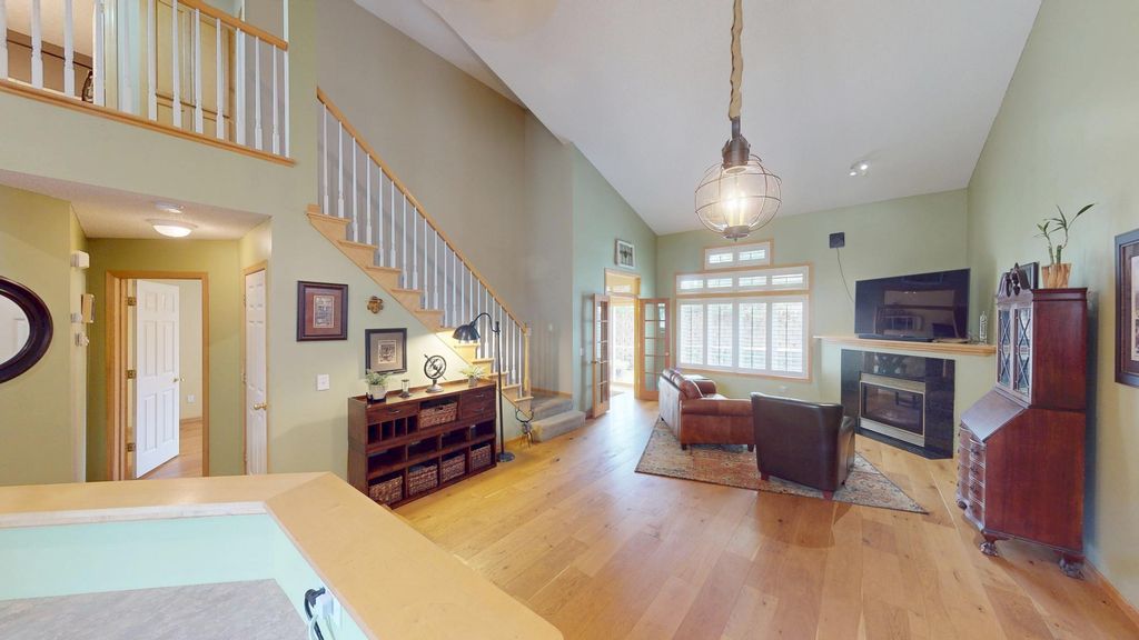 915 Kimberly Lane, Chanhassen, MN 55317