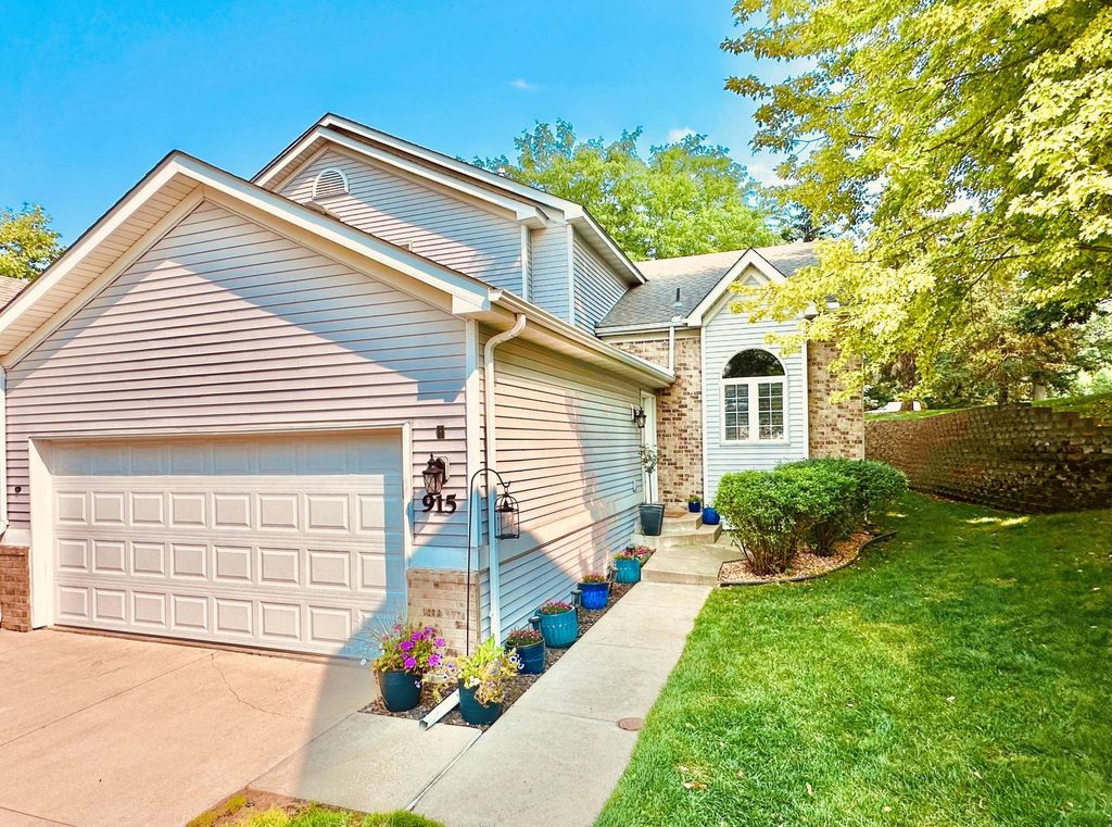 915 Kimberly Lane, Chanhassen, MN 55317 — photo 2