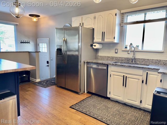 311 W Brockton Avenue, Madison Heights, MI 48071