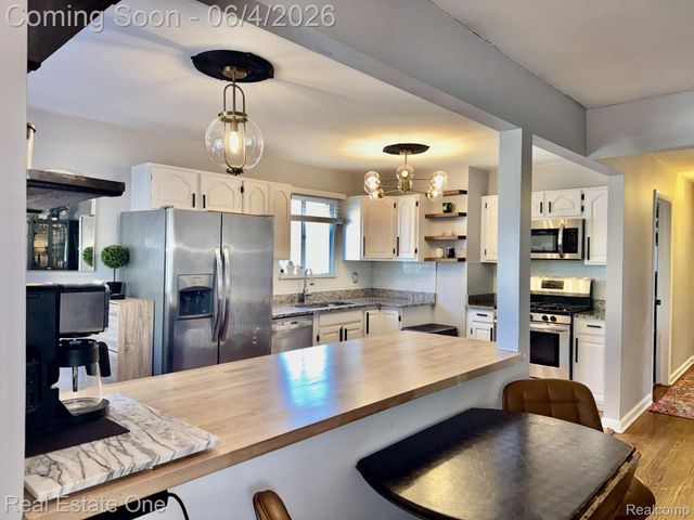 311 W Brockton Avenue, Madison Heights, MI 48071