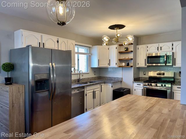 311 W Brockton Avenue, Madison Heights, MI 48071