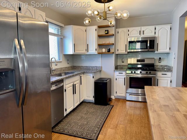 311 W Brockton Avenue, Madison Heights, MI 48071