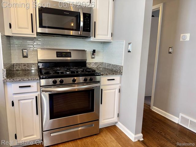 311 W Brockton Avenue, Madison Heights, MI 48071
