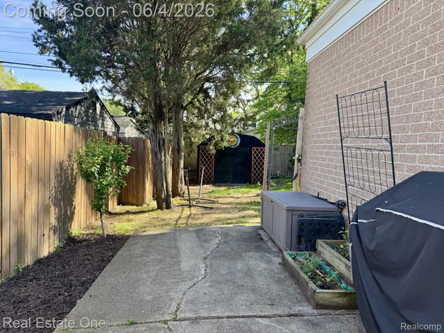 311 W Brockton Avenue, Madison Heights, MI 48071