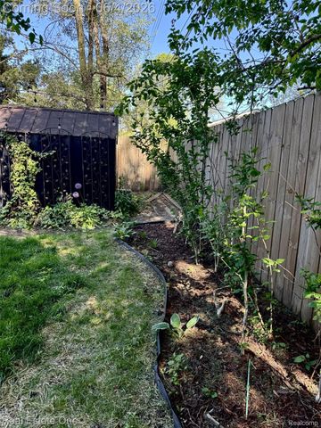 311 W Brockton Avenue, Madison Heights, MI 48071