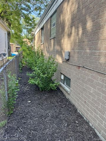 311 W Brockton Avenue, Madison Heights, MI 48071