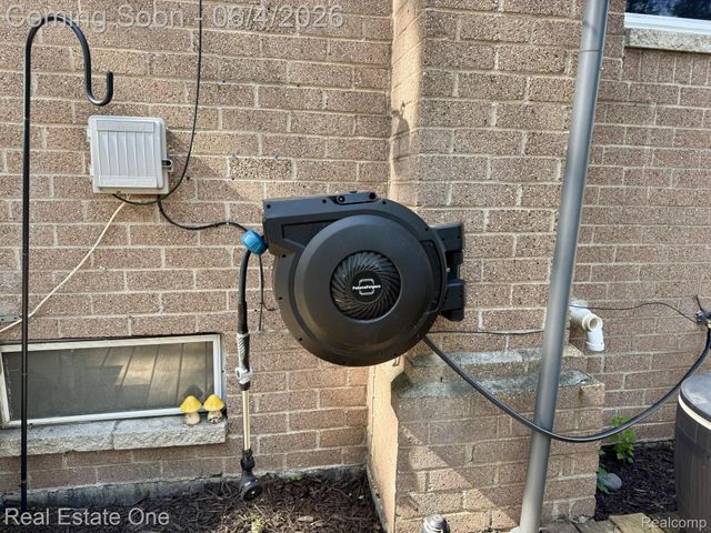 311 W Brockton Avenue, Madison Heights, MI 48071