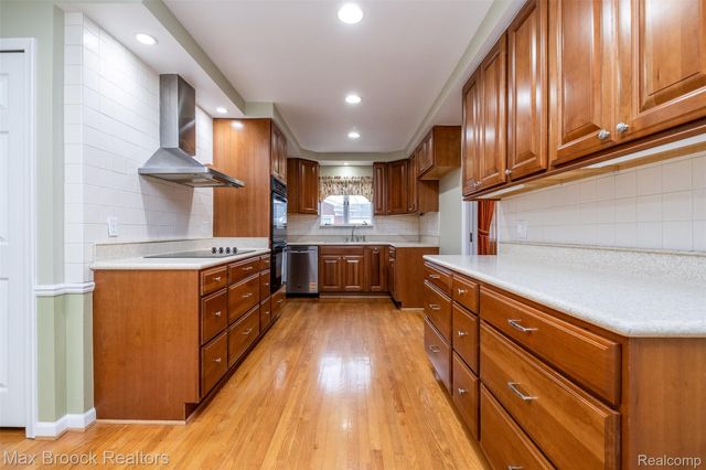 138 S Cranbrook Cross Road, Bloomfield Hills, MI 48301