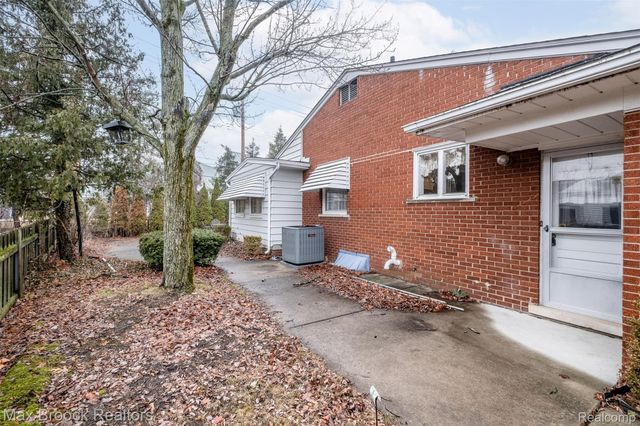 138 S Cranbrook Cross Road, Bloomfield Hills, MI 48301