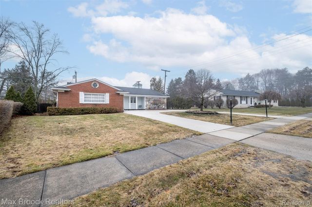 138 S Cranbrook Cross Road, Bloomfield Hills, MI 48301