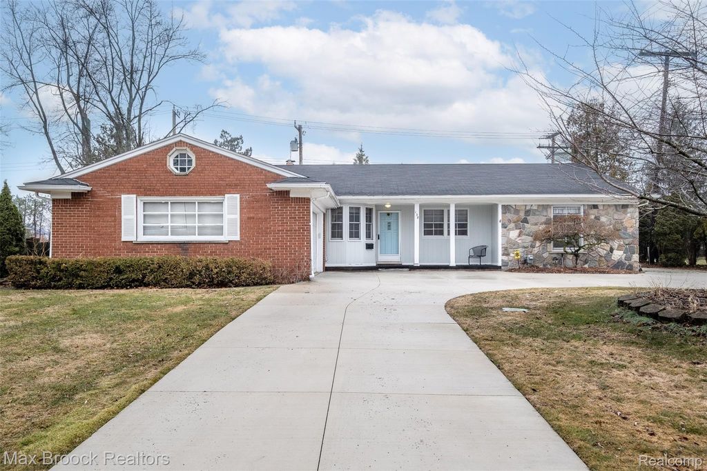 138 S Cranbrook Cross Road, Bloomfield Hills, MI 48301