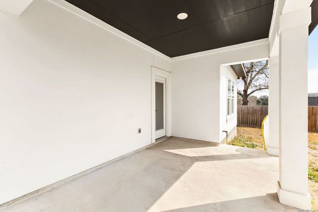4230 WATERWOOD PASS DR, Elmendorf, TX 78112