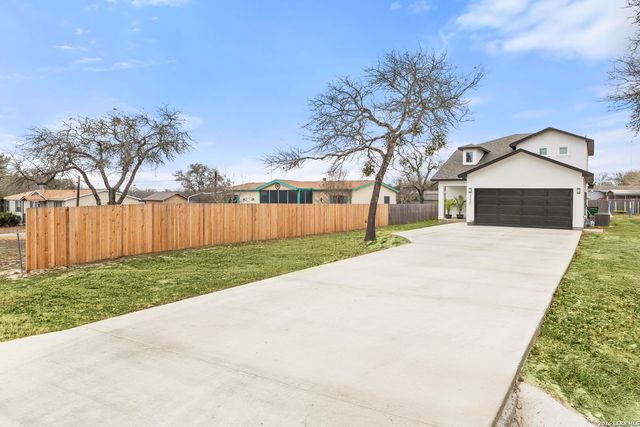 4230 WATERWOOD PASS DR, Elmendorf, TX 78112