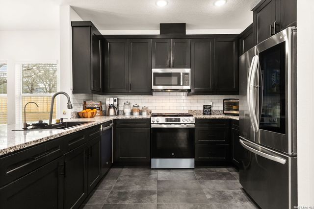 4230 WATERWOOD PASS DR, Elmendorf, TX 78112