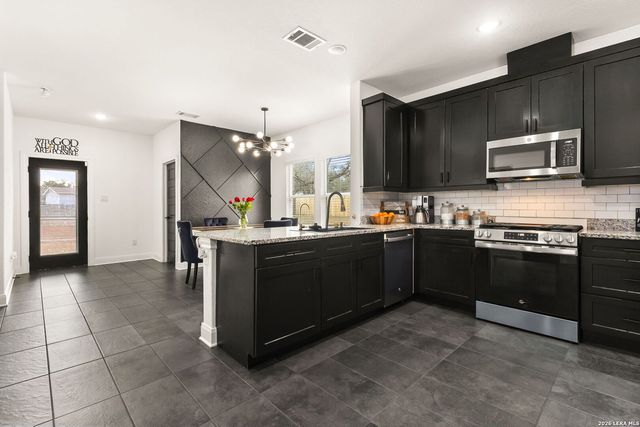 4230 WATERWOOD PASS DR, Elmendorf, TX 78112