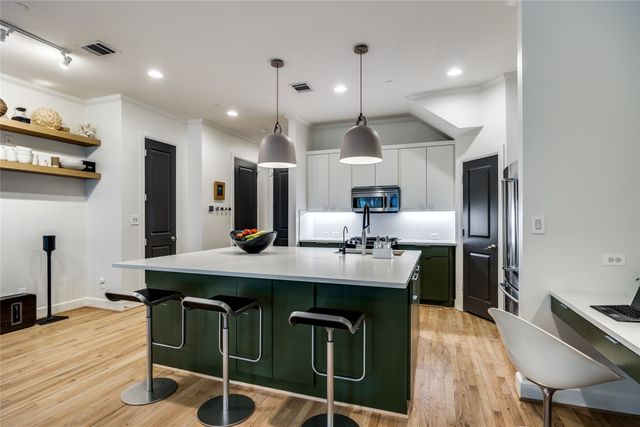 7333 Valley View Lane 302, Dallas, TX 75240