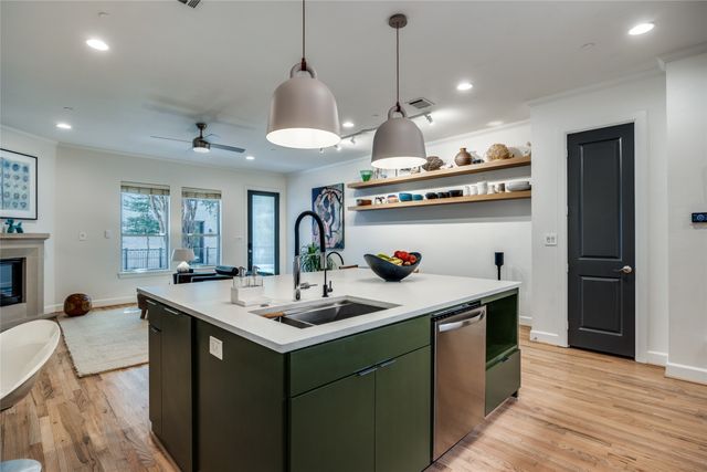 7333 Valley View Lane 302, Dallas, TX 75240