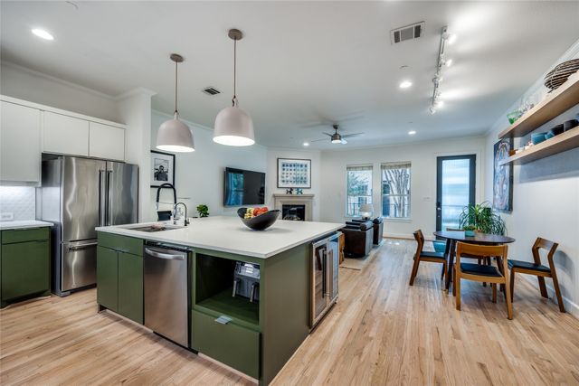 7333 Valley View Lane 302, Dallas, TX 75240