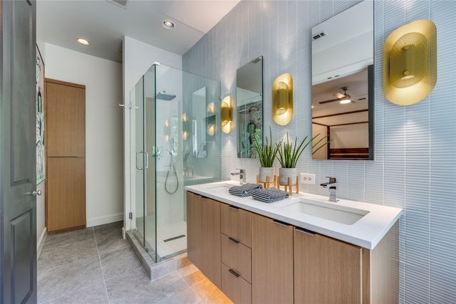 7333 Valley View Lane 302, Dallas, TX 75240