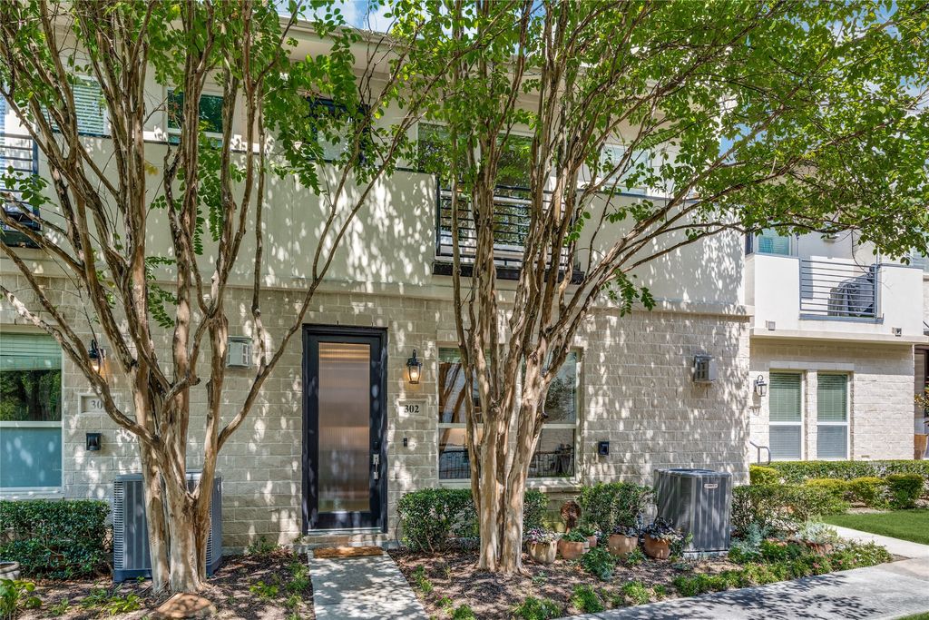 7333 Valley View Lane 302, Dallas, TX 75240