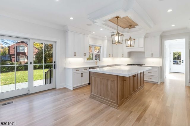 2 Whitman Dr, Chatham Twp., NJ 07928