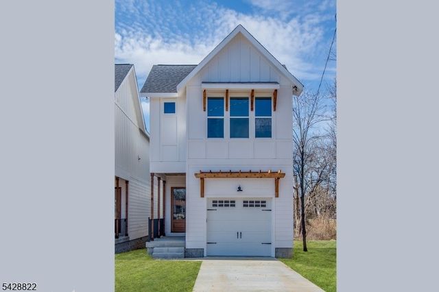 2 Donald St, Clifton City, NJ 07011