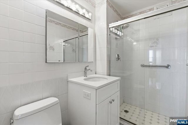 2077 Center 9A, Fort Lee, NJ 07024