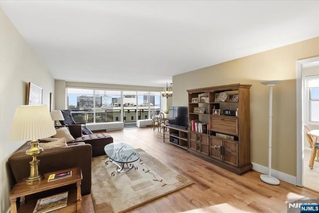 2077 Center 9A, Fort Lee, NJ 07024