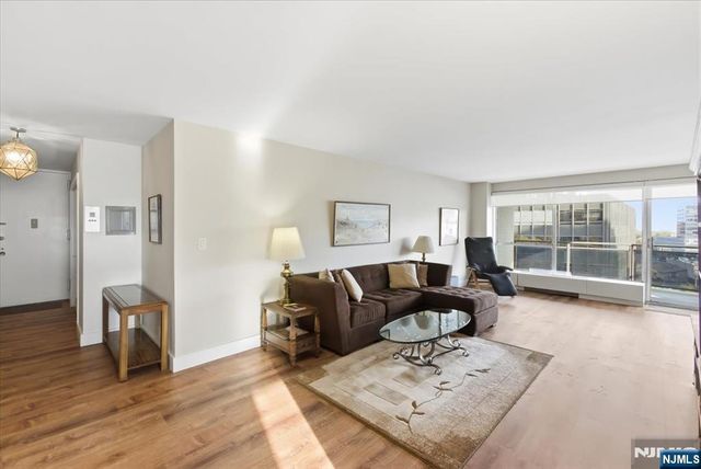2077 Center 9A, Fort Lee, NJ 07024
