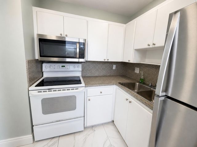 941 CRYSTAL LAKE Drive 309, Deerfield Beach, FL 33064