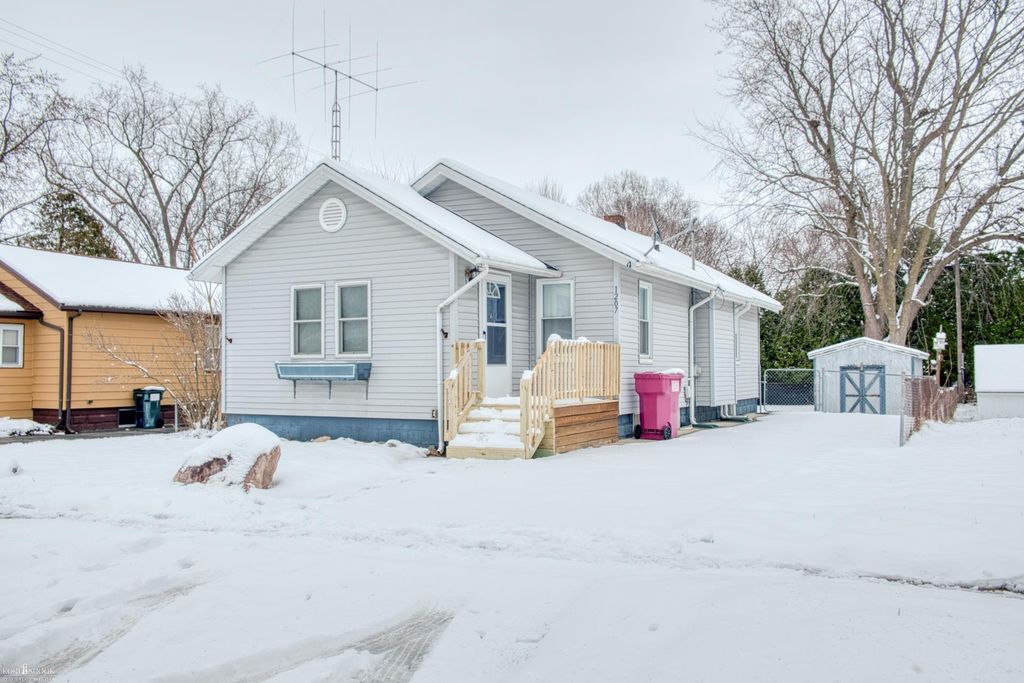 1207 Broadway Avenue, Owosso, MI 48867