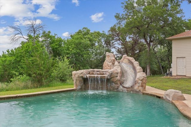 1125 Whispering Oaks, China Spring, TX 76633