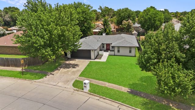 104 N Ramblin Oaks Drive, Moore, OK 73160
