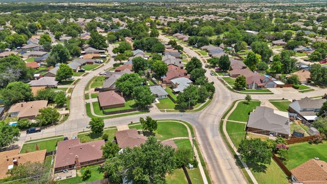 104 N Ramblin Oaks Drive, Moore, OK 73160