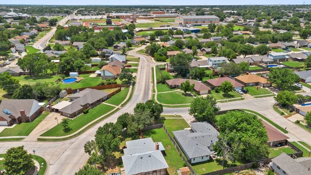 104 N Ramblin Oaks Drive, Moore, OK 73160