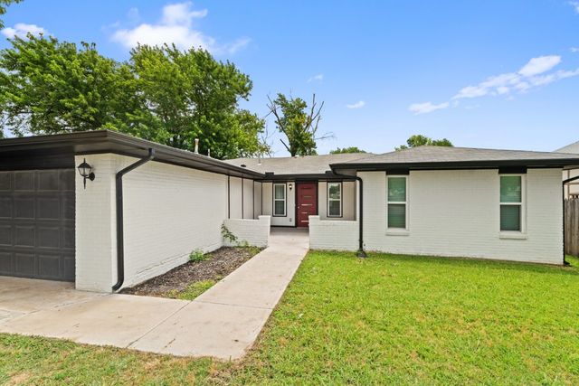 104 N Ramblin Oaks Drive, Moore, OK 73160