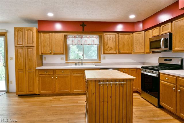 750 Blueberry Hill Drive, Canfield, OH 44406