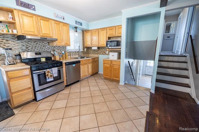 28417 Cambridge Street, Garden City, MI 48135
