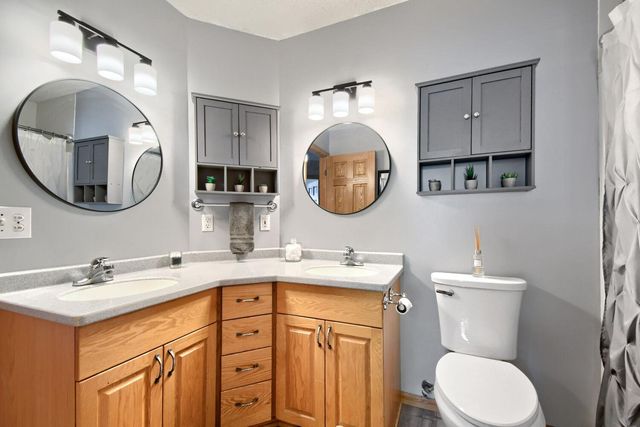224 Pendryn Hill Bay, Woodbury, MN 55125