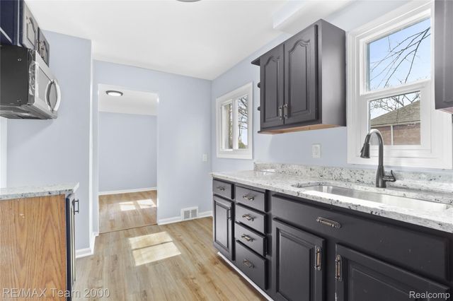 21171 Westhampton Street, Oak Park, MI 48237