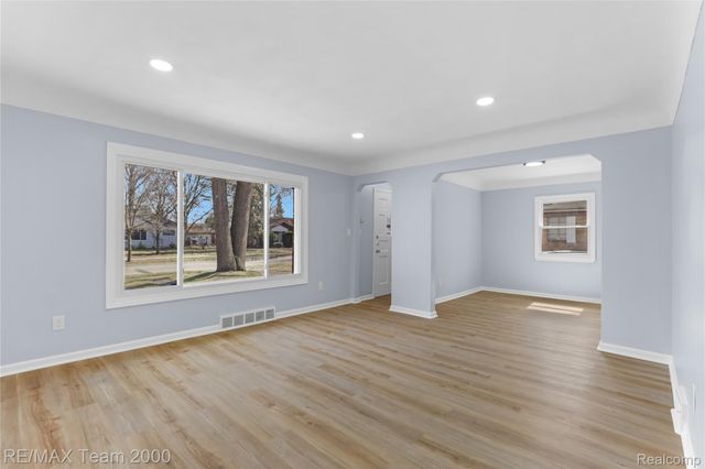 21171 Westhampton Street, Oak Park, MI 48237