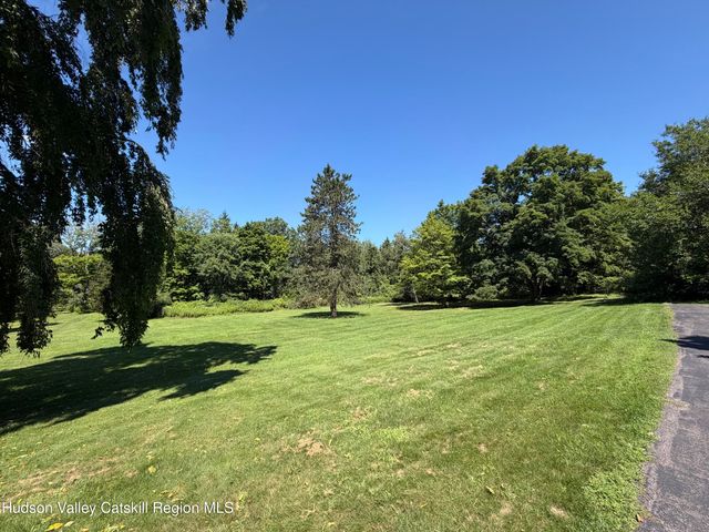 191 N Putt Corners Road, Wallkill, NY 12589