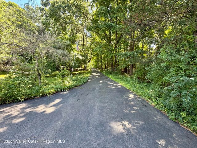 191 N Putt Corners Road, Wallkill, NY 12589