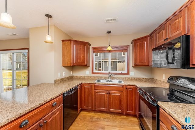 1213 N Pekin Pl Place, Sioux Falls, SD 57107