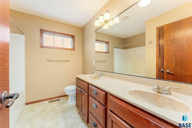 1213 N Pekin Pl Place, Sioux Falls, SD 57107